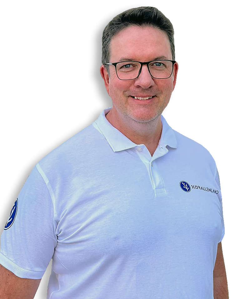 Gerd Raabe - Inhaber Korallenland Gerd Raabe in weißem Korallenland Polo Shirt.